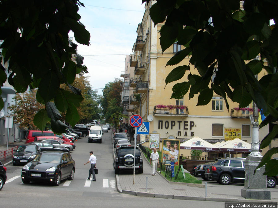 Улица Костёльная, по которой можно пройти пешком с площади Независимости на Владимирскую горку. Киев, Украина