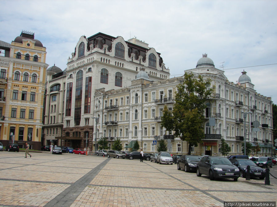 Фрагмент Софиевской площади. Вид на здание начала ХХ века. Киев, Украина