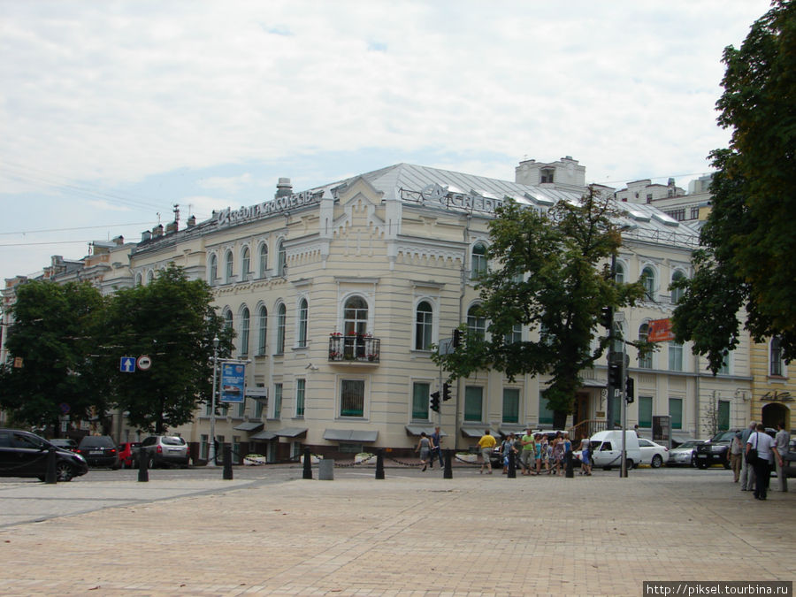 Фрагмент Софиевской площади. Вид на здание начала ХХ века. Киев, Украина