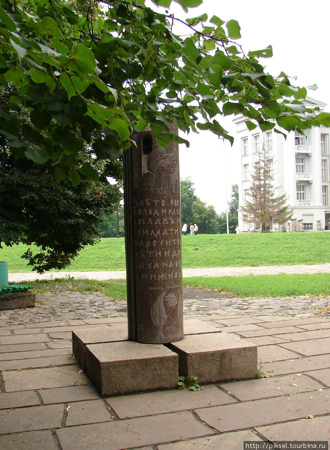 Каменная круглая стелла с выгравированной цитатой из летописи Повесть временных лет. Киев, Украина