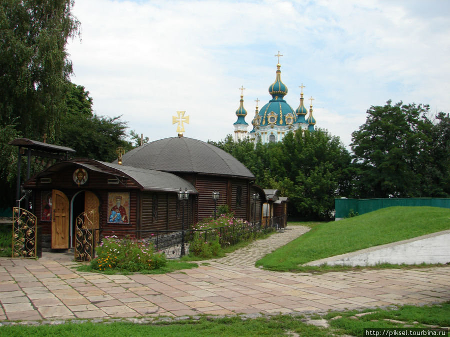 За небольшим храмом на территории Исторического музея виднется на втором плане Андреевская церковь. Киев, Украина