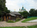 За небольшим храмом на территории Исторического музея виднется на втором плане Андреевская церковь.