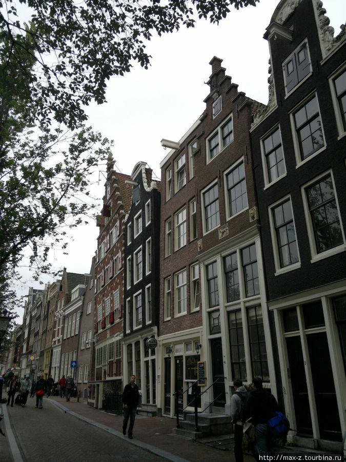 Оратите внимание на фасад дома, третьего справа — он выбивается из ровной линии соседних фасадов. Такое встречается в Амстере сплошь и рядом. Амстердам, Нидерланды