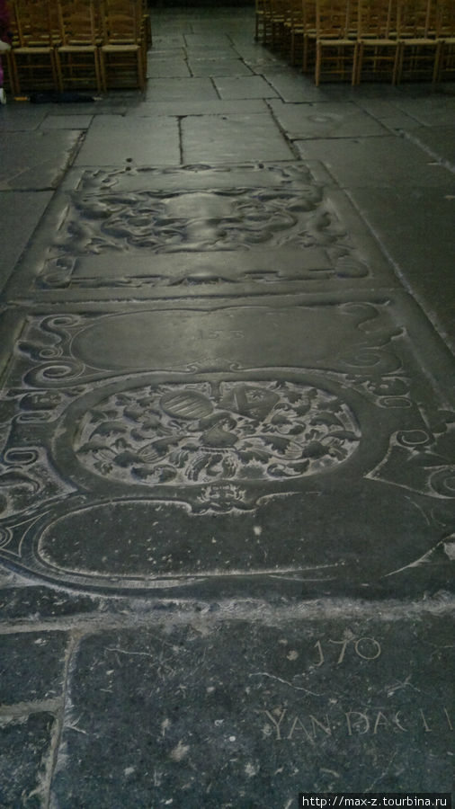 Надгробные плиты являющиеся полом внутри собора Св. Баво. Харлем, Нидерланды