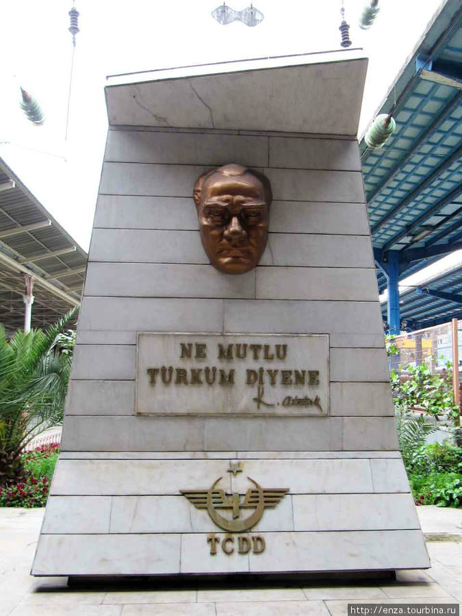 Памятник Ататюрку. Стамбул, Турция