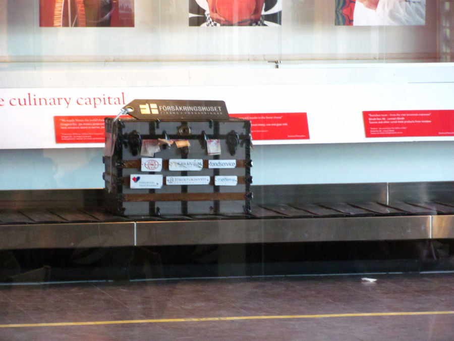 в качестве рекламы и увеселения публики на транпортёре всегда катается этот чемодан :) Эстерсунд, Швеция