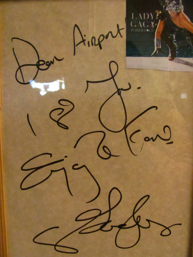 автограф Lady GaGa Эстерсунд, Швеция