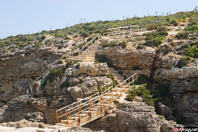 Лестница у причала на Комино Остров Гозо, Мальта