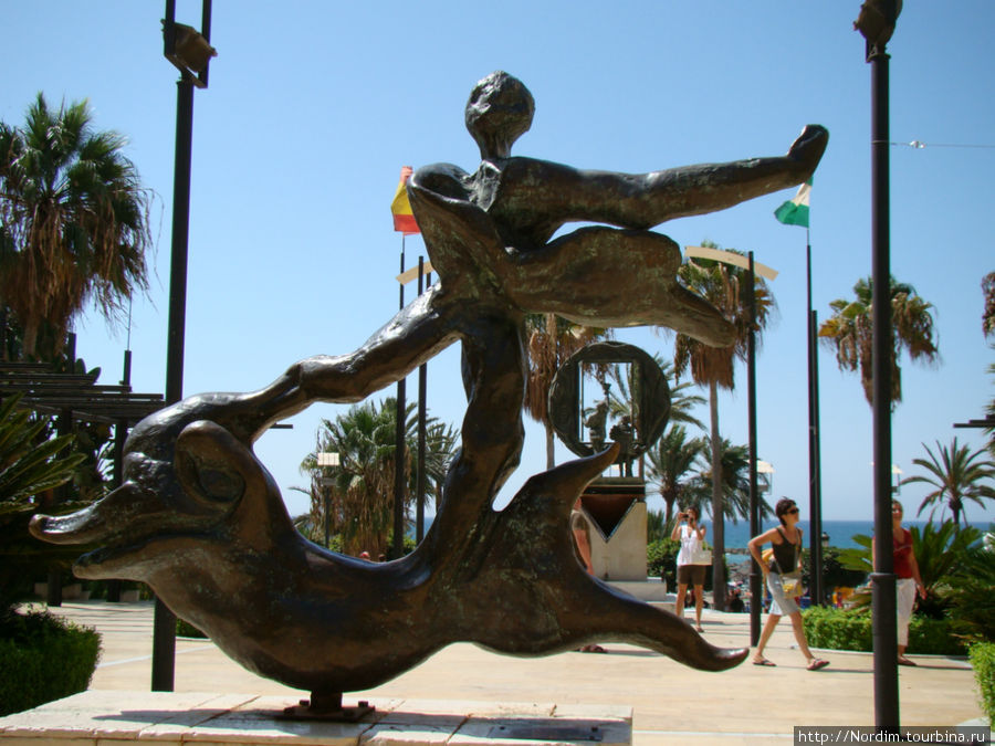 Человек на дельфине (Hombre sobre delfin) Марбелья, Испания