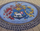 Мозаичный герб города на центральной площади