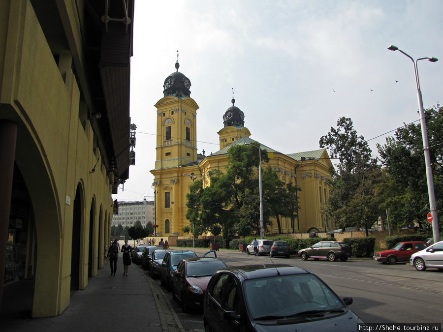 Показалась Большая Церковь, слева торговая площадь, сперва зашли туда. Дебрецен, Венгрия