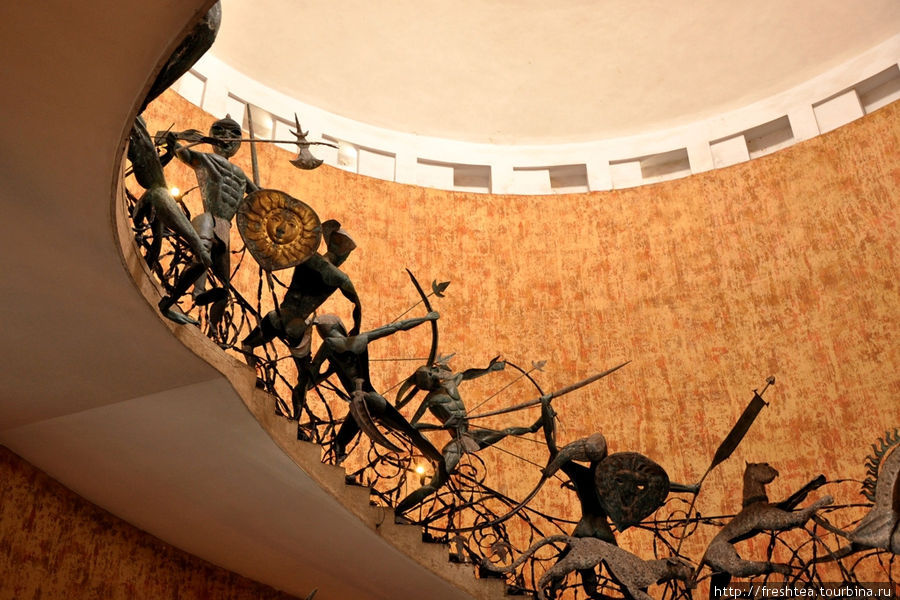 Фрагмент главной лестницы со скульптурами работы Лаки Сенанаяке, самобытного ланкийского скульптора из творческой мастерской Джеффри Бава. Галле, Шри-Ланка