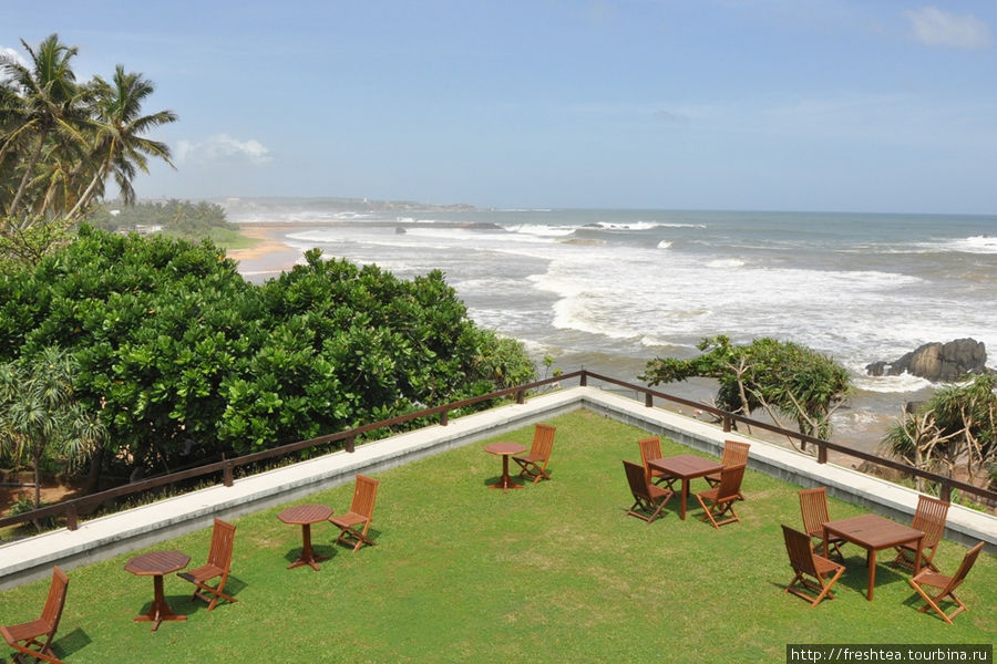 Форт, расположенный на мысу, хорошо просматривается с другого мыса, где с конца 1980-х возвели отель Jetwing Lighthouse по проекту арх. Джеффри Бава (он был давним другом заказчика и основателя первой на Шри-Ланке отельной группы Jetwing). Галле, Шри-Ланка