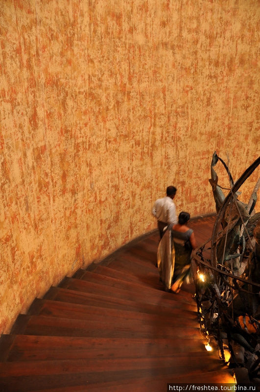 Знаменитая винтовая лестница отеля с кованной скульптурной балюстрадой на сюжет взятия португальского форта Санта Крус  (первоначальное название крепости) воинами Ост-Индской голландской компании в середине XVII века. Галле, Шри-Ланка