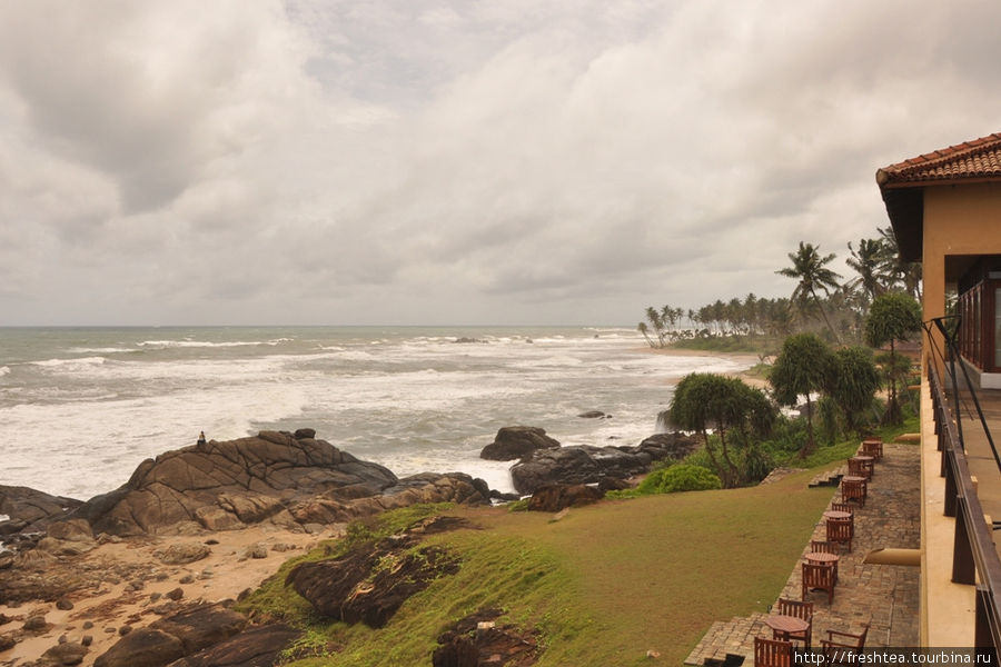 Вид с террасы ресторана а ля карт в сторону западного побережья острова. Галле, Шри-Ланка