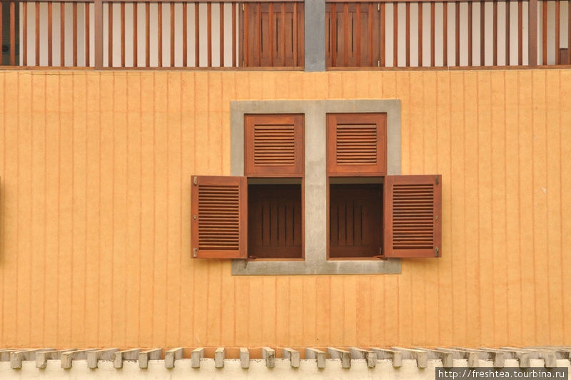 Окна и галереи отеля будто списаны с построек внутри Форта. Галле, Шри-Ланка