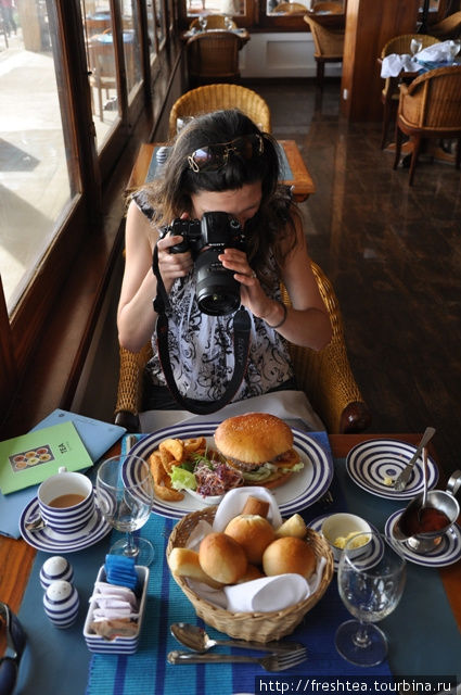 Величина бургеров так впечатлила мою подруру, что она вместо еды начала фотосессию :) Галле, Шри-Ланка