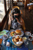 Величина бургеров так впечатлила мою подруру, что она вместо еды начала фотосессию :)