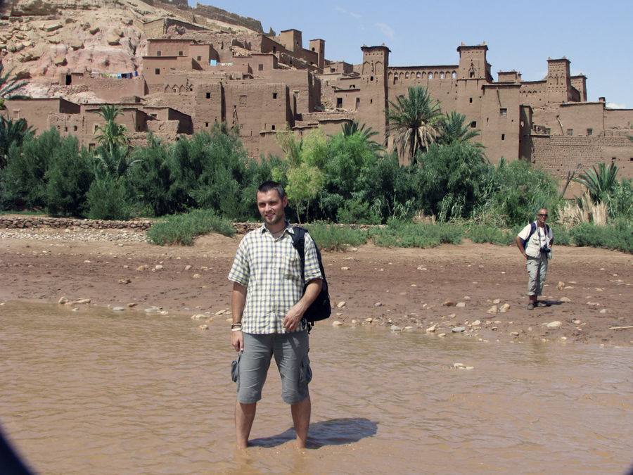 чтобы попасть в сказочный город надо перейти речку вброд... Варзазат, Марокко