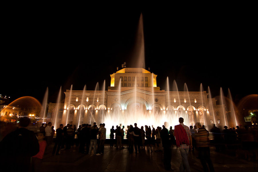 Центральная площадь города и танцующие фонтаны Ереван, Армения