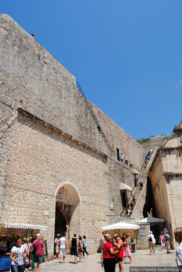 Вход на крепостную стену, платный, вроде как 10евро Дубровник, Хорватия
