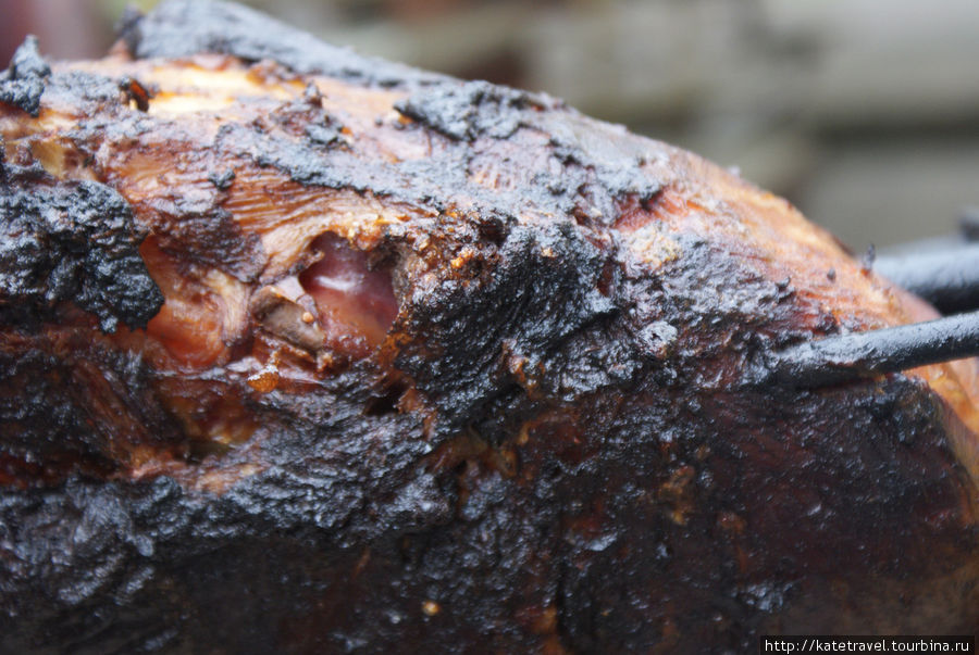 Карлштейн. Мясо, приготовленное на открытом огне непосредственно на улице Прага, Чехия