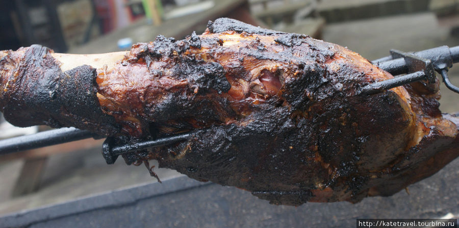 Карлштейн. Мясо, приготовленное на открытом огне непосредственно на улице Прага, Чехия