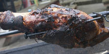 Карлштейн. Мясо, приготовленное на открытом огне непосредственно на улице