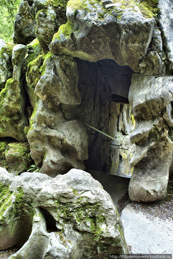 В саду Rock Close — wishing step Блэрни, Ирландия