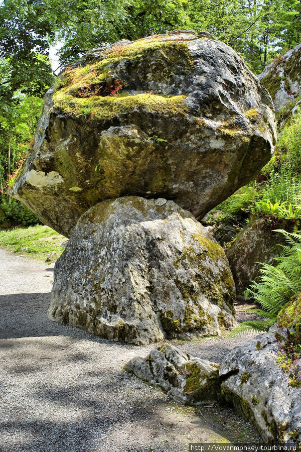 В саду Rock Close — гигантский дольмен Блэрни, Ирландия