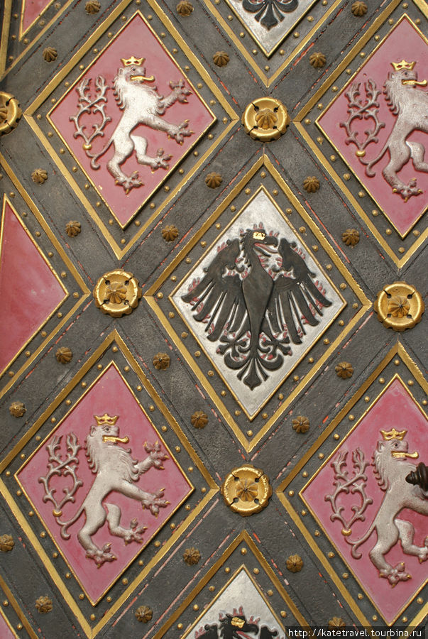 Готический собор Святых Петра и Павла: оформление ворот Прага, Чехия
