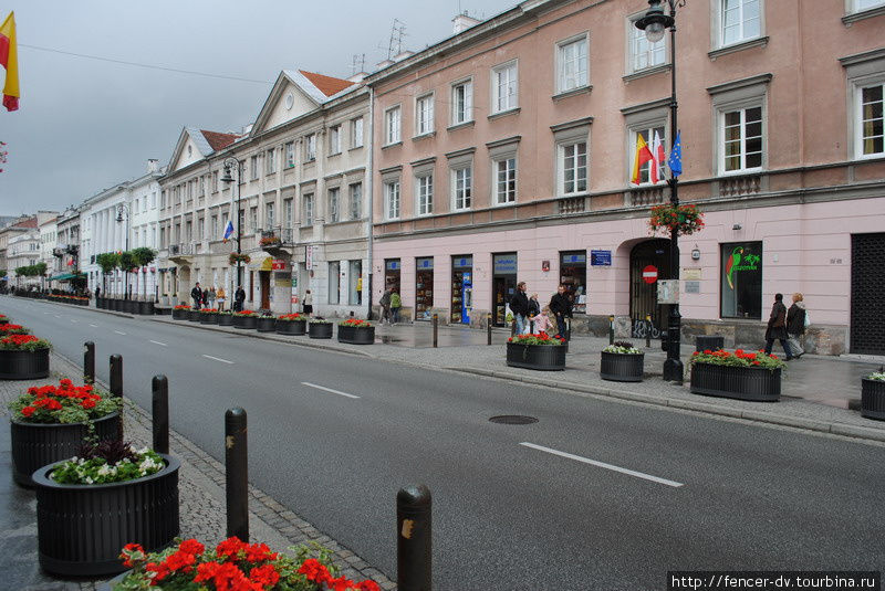 По всей длине улица украшена цветами Варшава, Польша
