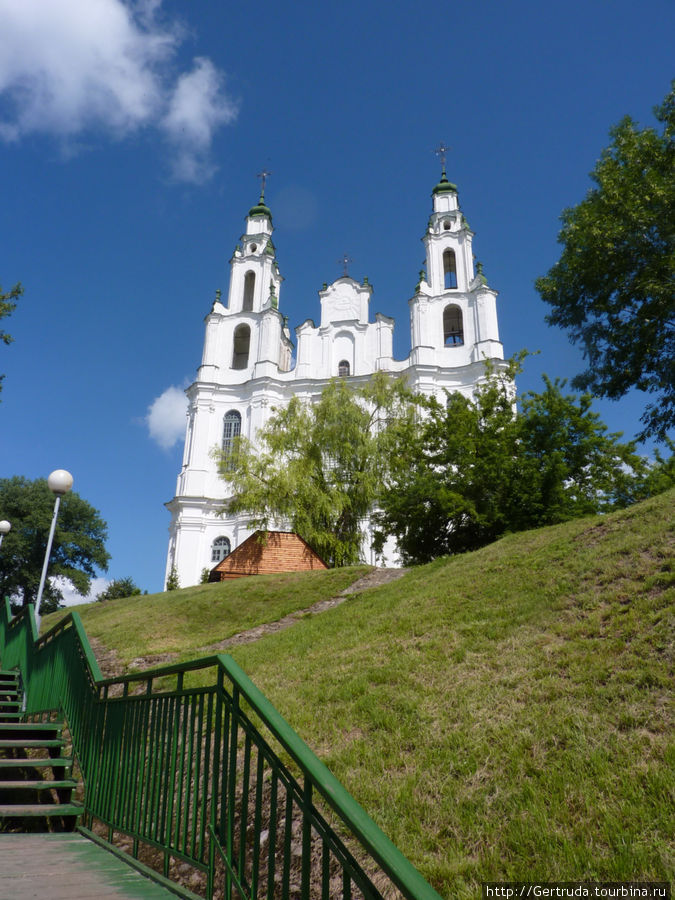 Длинная лестница ведет к собору. Полоцк, Беларусь