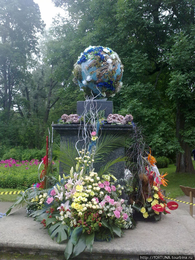 На постаменте шар представляющий нашу Землю,тоже из цветов Павловск, Россия