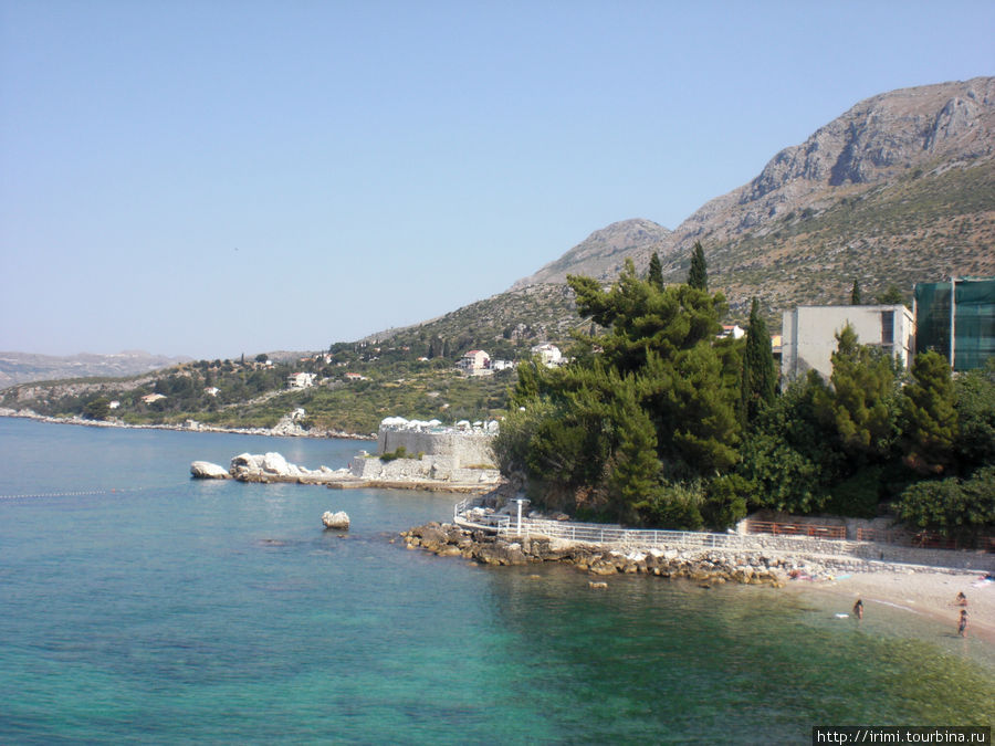 Каменная стена над морем это и есть бассейн Плат, Хорватия