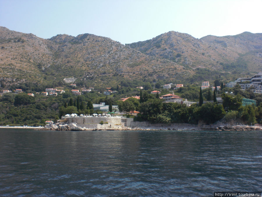 Вид на отель со стороны моря. На переднем плане бассейн, а само здание отеля прячется среди зелени Плат, Хорватия