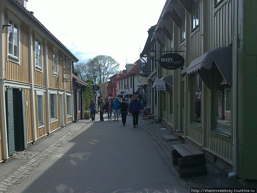 Улица Stora gatan объединяет все пространство старинного города Сигтуна, Швеция