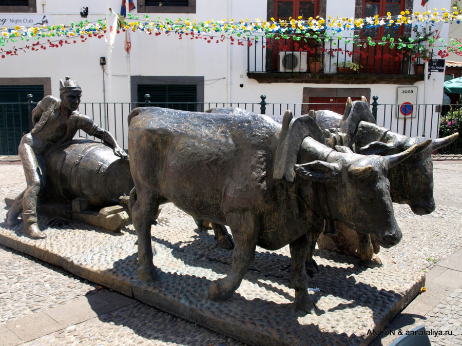 Скульптура, посвященная производству мадеры. Фуншал, Португалия