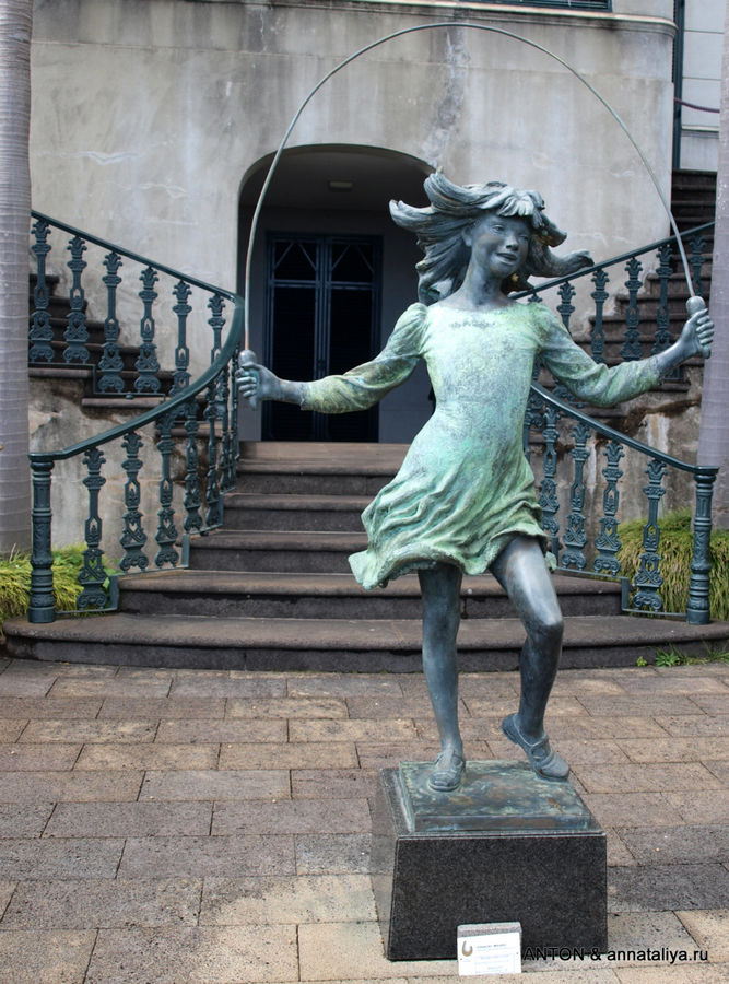 Скульптура девочки перед дворцом. Монте, Португалия