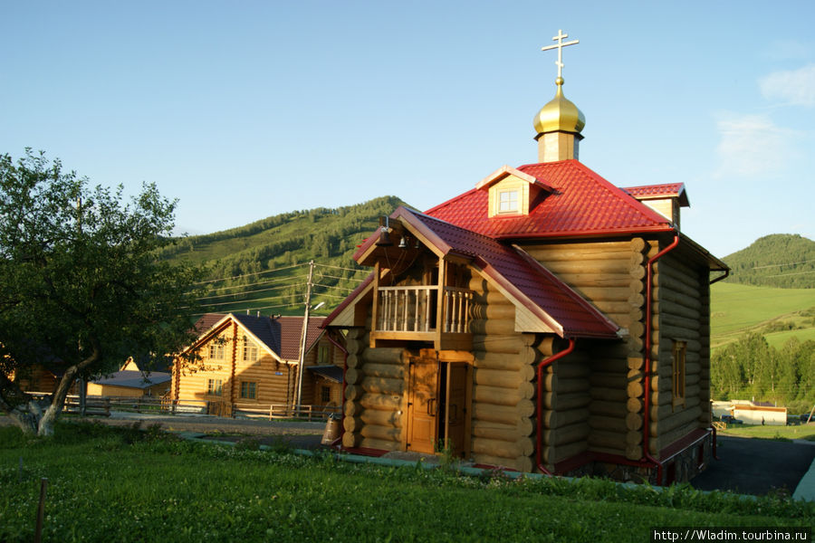 Первые лучи солнца касаются куполов церкви Басаргино, Россия