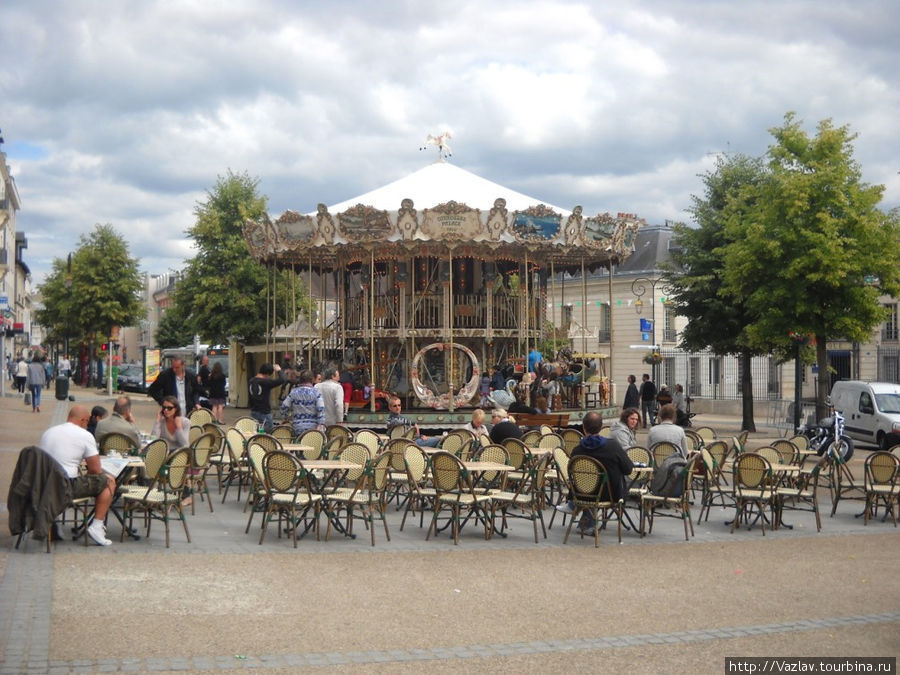 Картинка с главной площади Рамбуйе, Франция