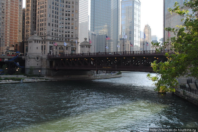 Chicago River - река, на которой стоит Чикаго Чикаго, CША