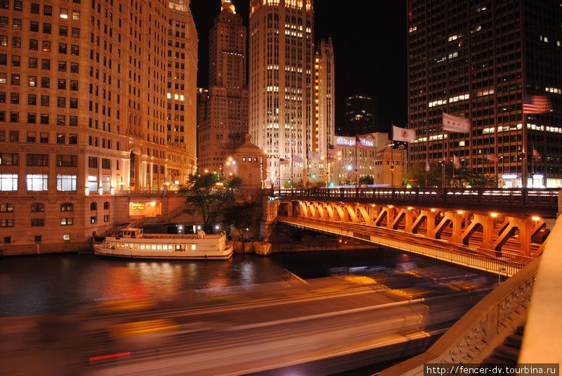 А ночью на реке встречаются гигантские баржи Чикаго, CША