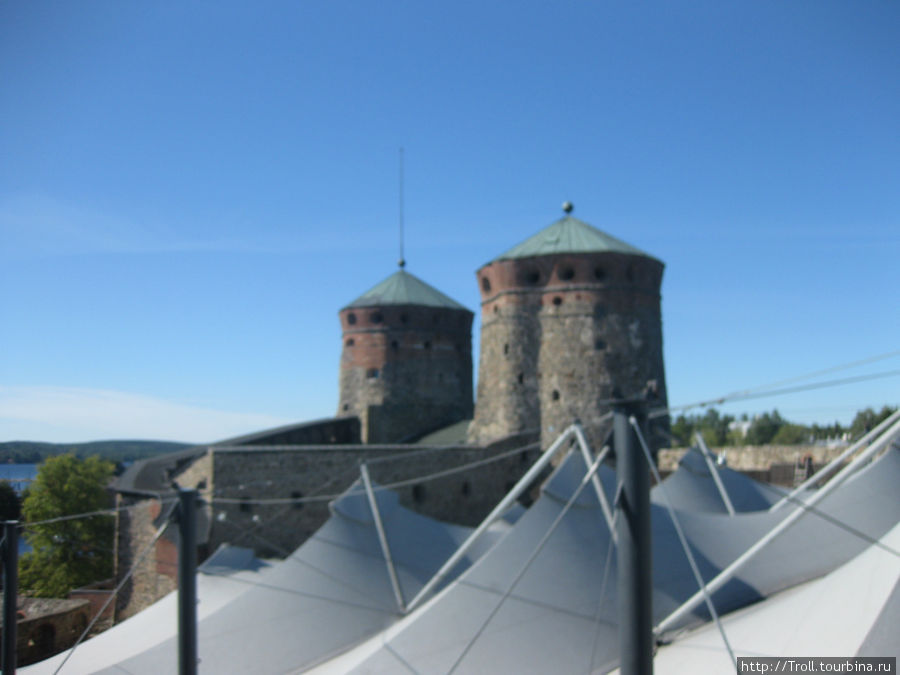 Вид на крышу, сделанную над сценой для фестиваля Савонлинна, Финляндия