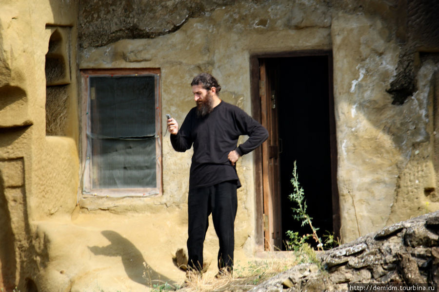 Монах разговаривает по телефону. Давидо-Гареджийский монастырский комплекс, Грузия