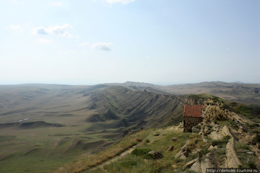 Слева от хребта Азербайджан, справа — Грузия. Давидо-Гареджийский монастырский комплекс, Грузия