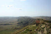 Слева от хребта Азербайджан, справа — Грузия.
