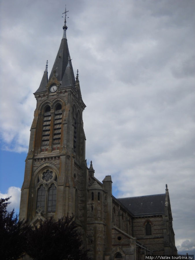 Вид на фасад церкви Рамбуйе, Франция