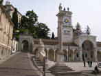 Лоджия Сан-Джованни (1533г) и башня с часами  (очень напоминает башню с венецианской площади Сан-Марко) 
Слева дорога ведущая в замок