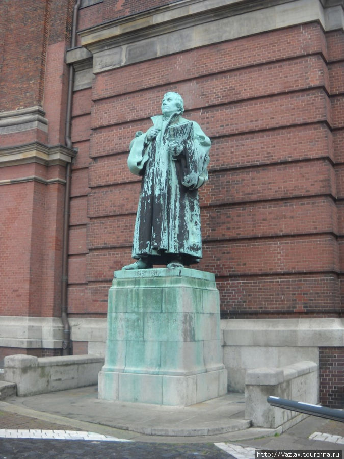 Памятник Лютеру Гамбург, Германия